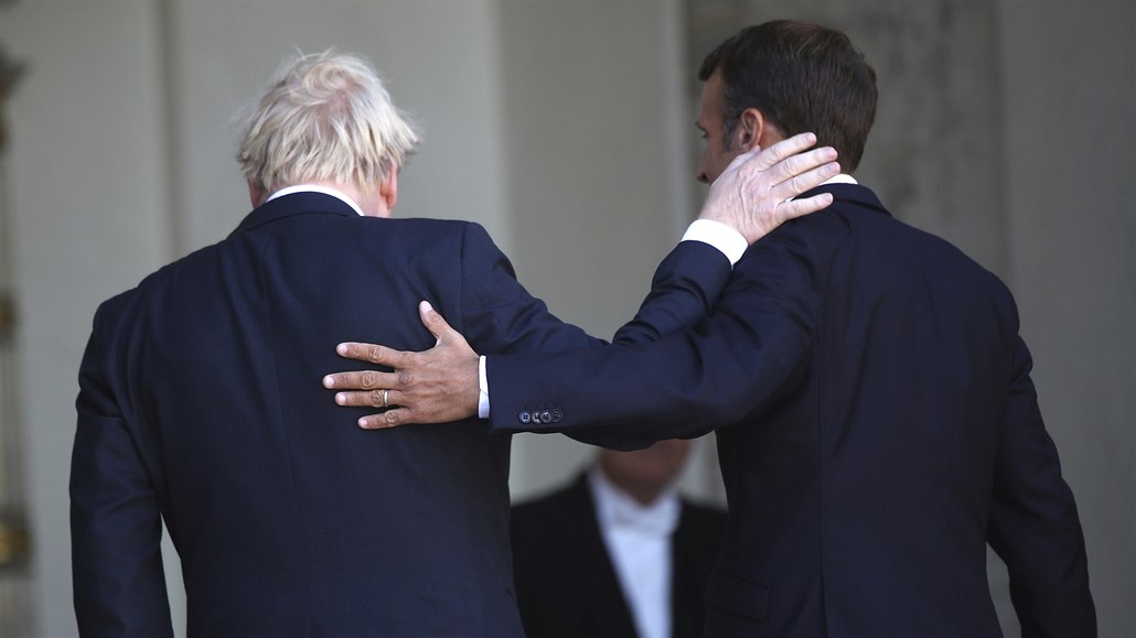 Britský premiér Boris Johnson na schzce s francouzským prezidentem Emmanuelem...