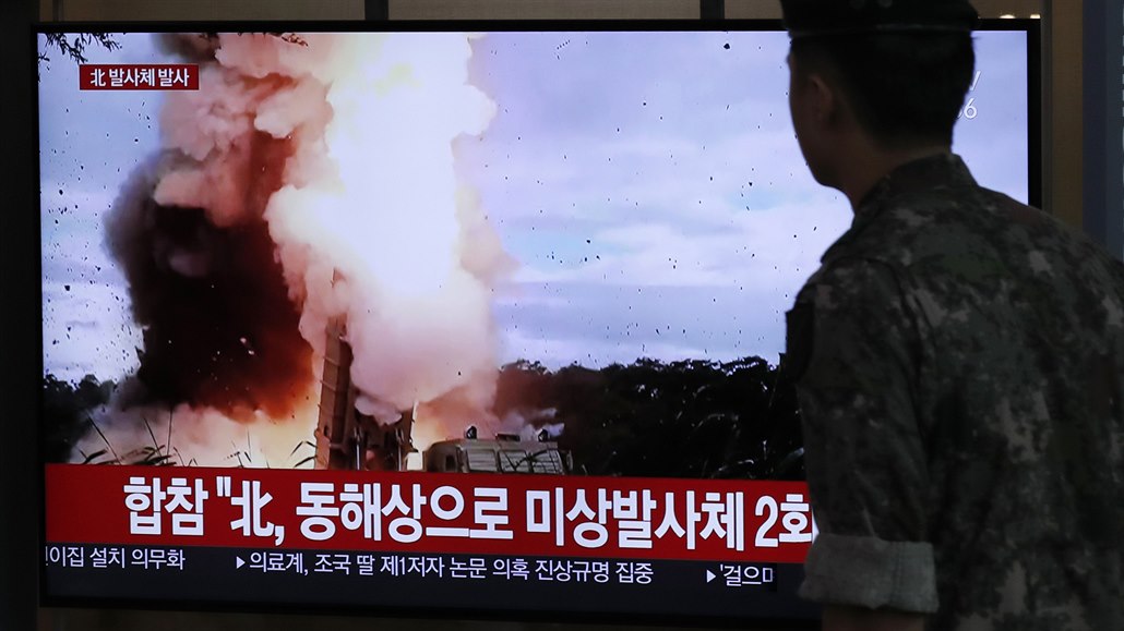 Jihokorejský voják sleduje televizní reportá o severokorejském odpalu...