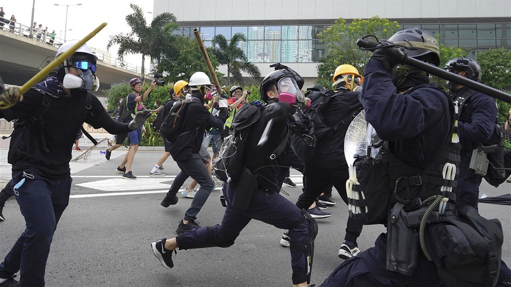 Stet demonstrant s policií v Hongkongu (24. srpna 2019).