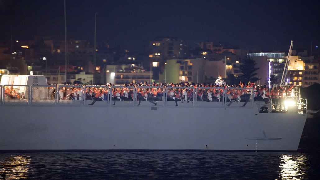 Pistání lodi Ocean Viking s více ne 300 migranty (Valetta, Malta, pátek 23....