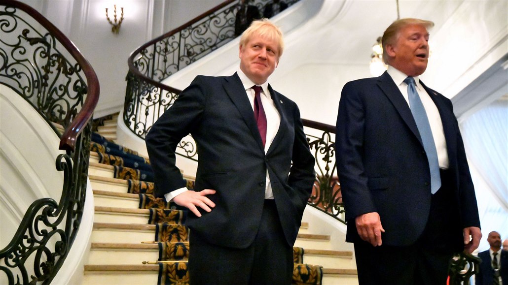 Americký prezident Donald Trump a britský premiér Boris Johnson pózují pro...