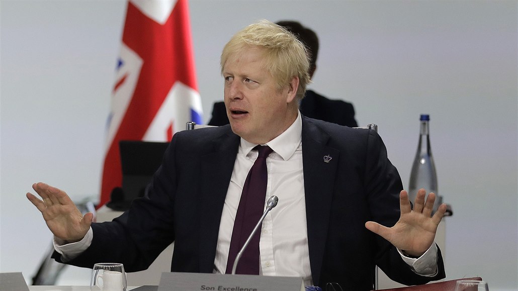 Boris Johnson emotivn gestikuluje na jednání lídr zemí G7.