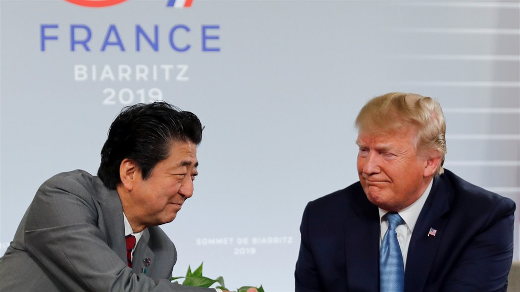 Donald Trump se setkal s premiérem Japonska Shinzo Abem na bilaterálním jednání.
