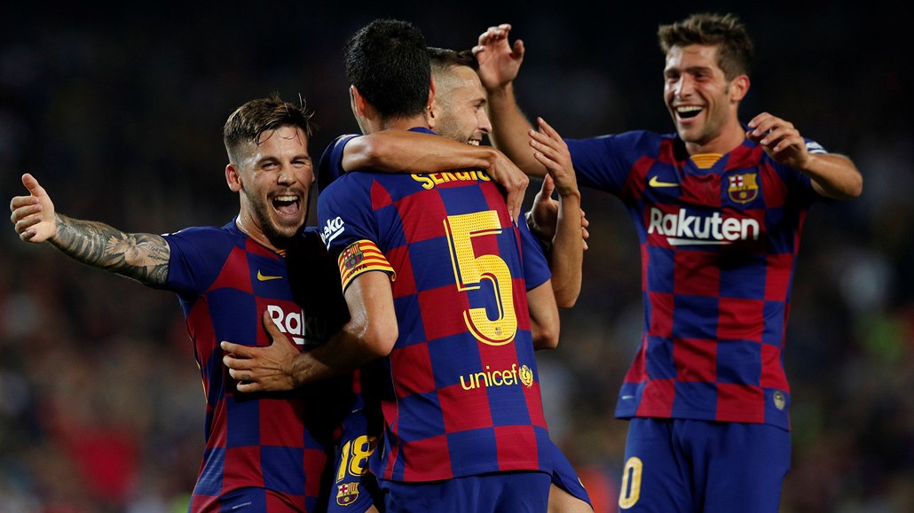 Hráči Barcelony se radují z branky.
