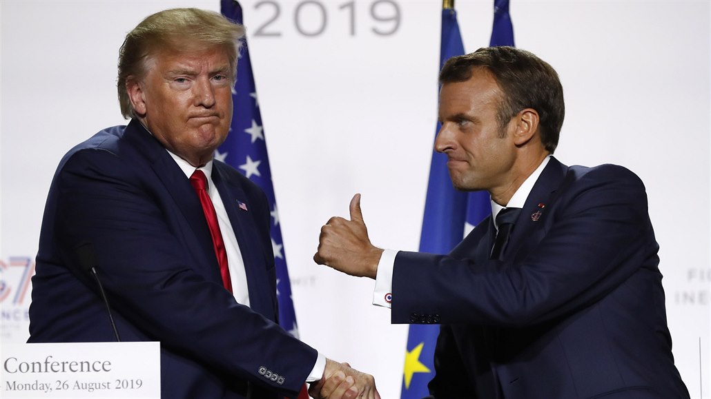 Emmanuel Macron, Donald Trump a potesení rukou.