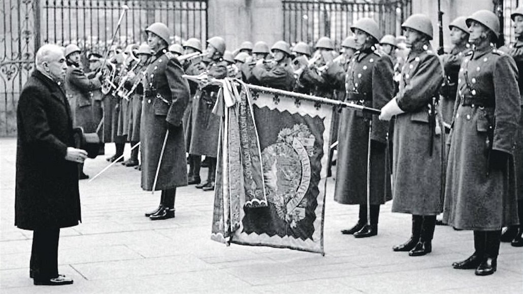 Nového prezidenta Emila Háchu vítala po zvolení 30. listopadu 1938 Hradní stráž...