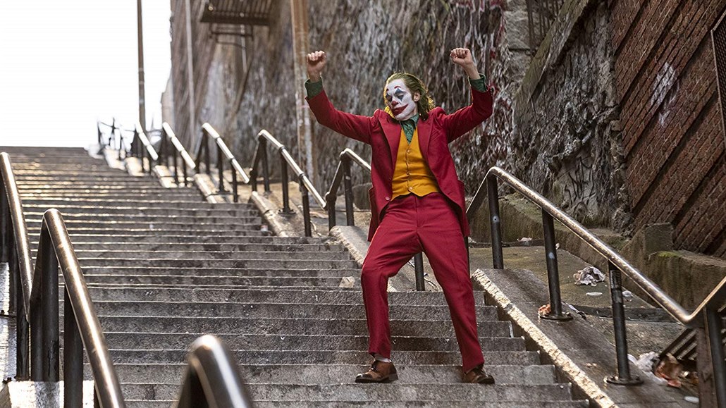 Tanec na schodech. Snímek Joker (2019). Režie: Todd Philips.