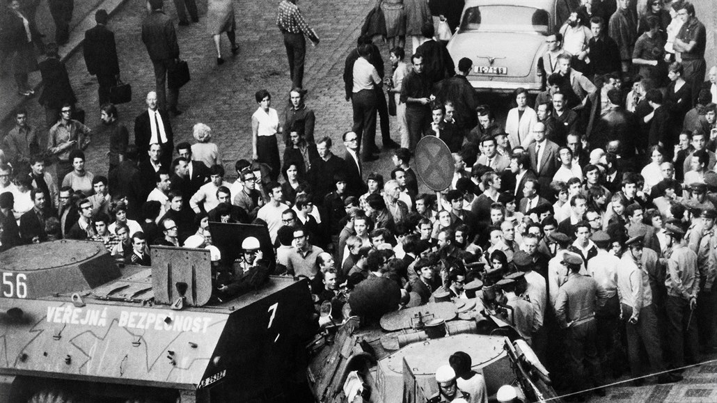 Obrnné transportéry bhem zásahu v Praze 21. srpna 1969.