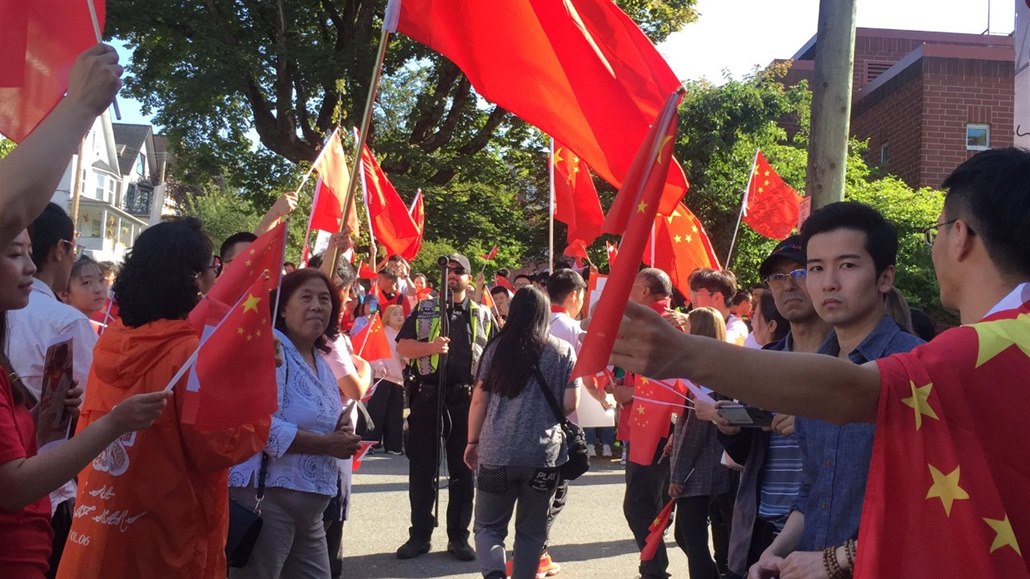 Proínský protest u vancouverského kostela.