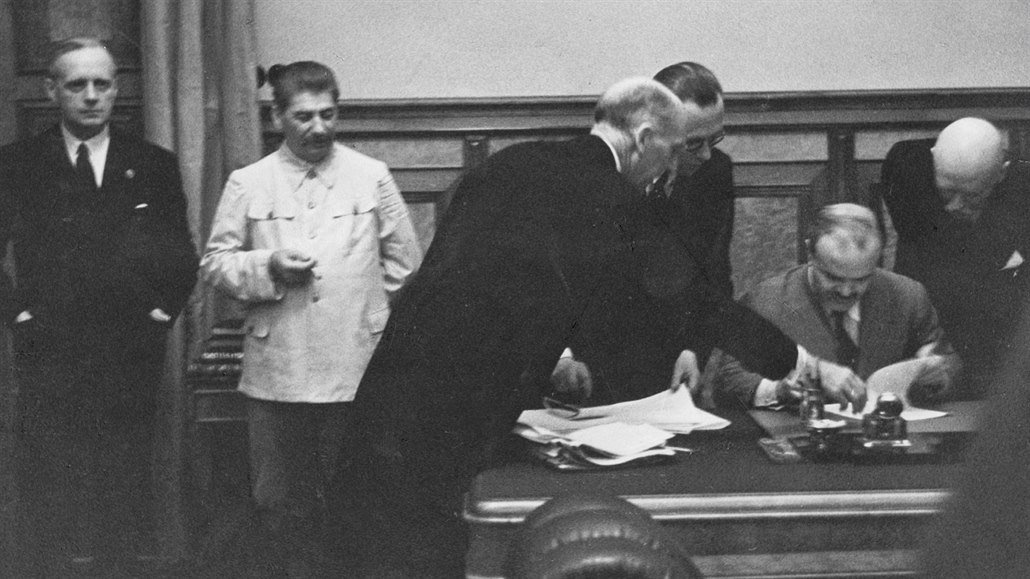 Poslední momenty ped podpisem Paktu Ribbentrop-Molotov.