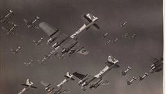 Pelétávající svaz bombardér B-17G. Takto njak vypadalo nebe nad...