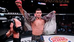 Nick Newell slaví vítzství na galaveeru Bellator 225.