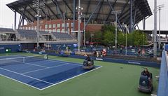 Vysouení dvorc v areálu US Open.