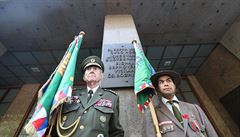 U budovy �Ro stála i �estná strá�.