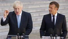 Britský premiér Boris Johnson na sch�zce s francouzským prezidentem Emmanuelem...