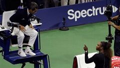 Serena Williamsová bhem své rozepe s Carlosem Ramosem