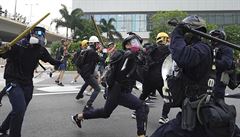 Stet demonstrant s policií v Hongkongu (24. srpna 2019).