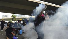 Stet demonstrant s policí v Hongkongu (24. srpna 2019).