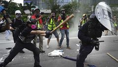 Stet demonstrant s policií v Hongkongu (24. srpna 2019).