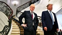 Americký prezident Donald Trump a britský premiér Boris Johnson pózují pro...