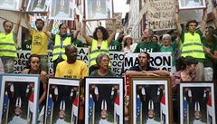 Klimatití aktivisté drí v Bayonne portréty francouzského prezidenta Emmanuela...