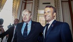 Britský premiér Boris Johnson a francouzský prezident Emmanuel Macron na...