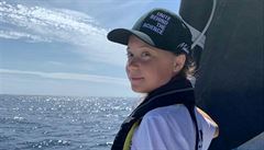 estnáctiletá Greta Thunberg stojí na pídi závodní jachty Mazilia II bhem...