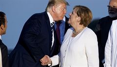 Vzájemné pivítání Donalda Trumpa s Angelou Merkelovou.
