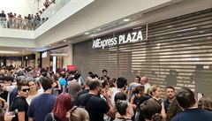 nsk AliExpress otevel u Madridu prvn prodejnu v Evrop. Na slben drky ekaly ti tisce lid