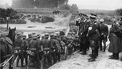 Adolf Hitler dozoruje na nmecké vojsko.