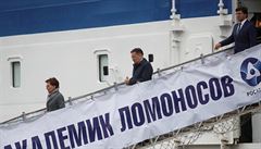 Akademik Lomonosov, natený v barvách ruské trikolóry, má za pomoci remorkér...