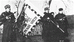 Českoslovenští vojáci na východní frontě se zástavou.