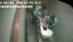 VIDEO: Hongkongsk politik zveejnil zbry, na nich policie mu zadrenho mue