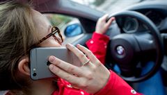Ženy telefonují za volantem pětkrát déle než muži, podotýká dopravní psycholog