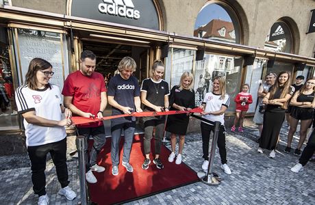 Pavel Nedvd otevr poboku Adidas v Praze