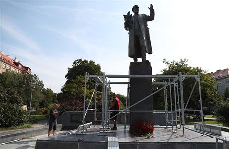 Leení, které pracovníci staví kolem pomníku marála Konva v Praze 6.