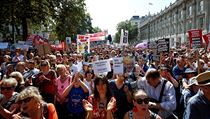 Demonstranti se shromdili nedaleko Johnsonova sdla v Downing Street 10 v...