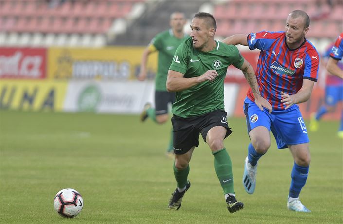 Michailo Cmiljanovi v souboji s Michaelem Krmeníkem.