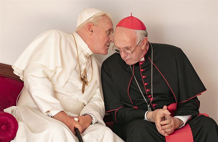 Anthony Hopkins a Jonathan Pryce. Snímek The Two Popes (2020). Re�ie: Fernando...
