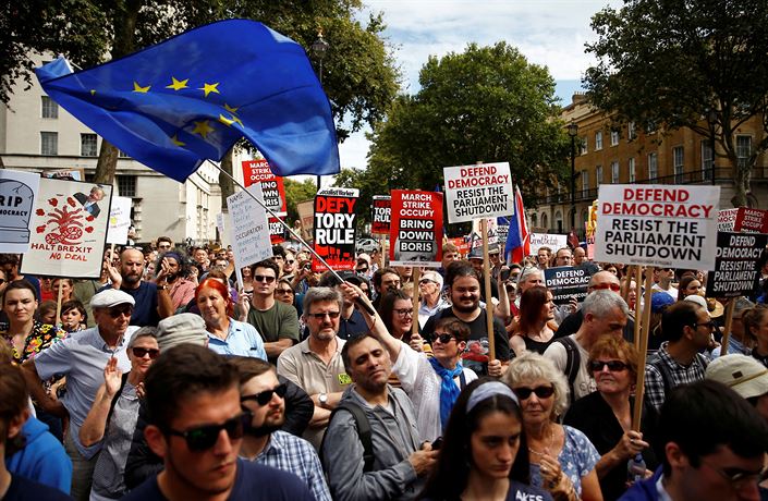 Tisíce lidí v Británii protestovaly proti kroku premiéra Johnsona