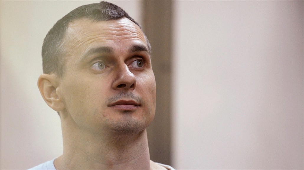 Ukrajinský reisér Sencov v roce 2015 u ruského soudu