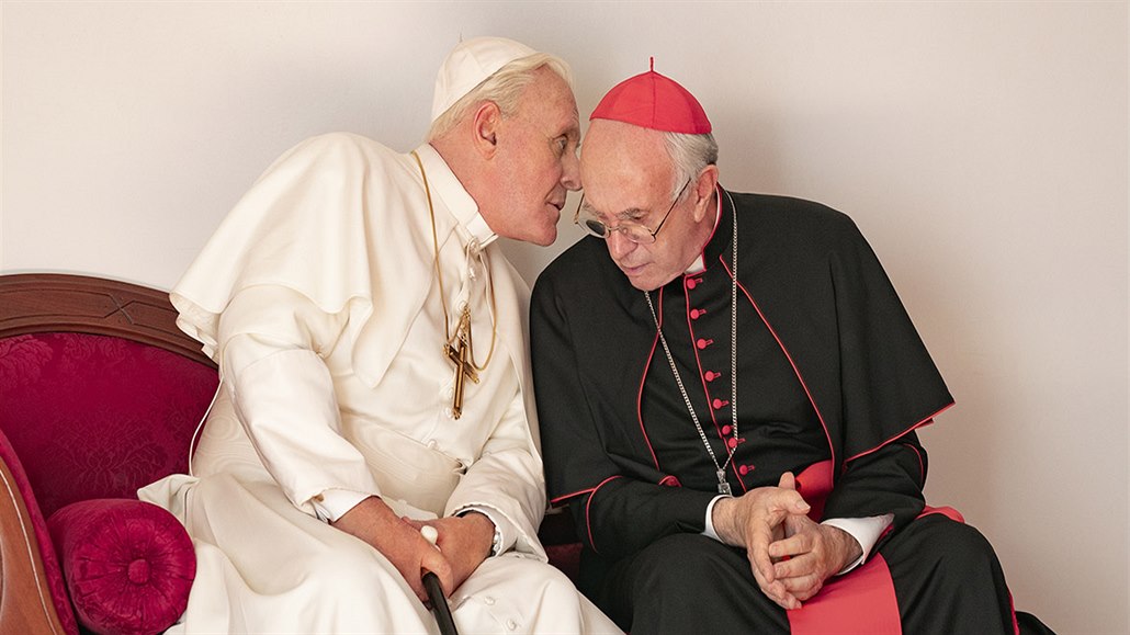 Anthony Hopkins a Jonathan Pryce. Snímek The Two Popes (2020). Reie: Fernando...