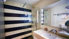 Modrobílá koupelna - vzorové rekonstruované pokoje v LH Thermal