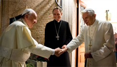 Dva papeové se shledávají. Snímek The Two Popes (2020). Reie: Fernando...
