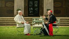 Anthony Hopkins a Jonathan Pryce. Snímek The Two Popes (2020). Reie: Fernando...