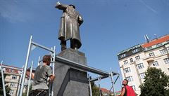 Kolem sochy marála Konva v Praze 6 vyrostlo leení. Kvli vandalm bude...