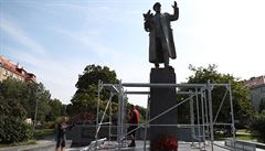 Leení, které pracovníci staví kolem pomníku marála Konva v Praze 6.