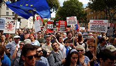 Tisíce lidí v Británii protestovaly proti kroku premiéra Johnsona