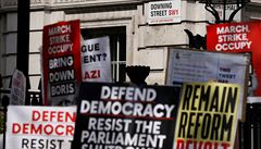 Demonstranti se shromádili nedaleko Johnsonova sídla v Downing Street 10 v...