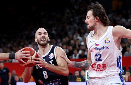 MS v basketbale, R vs. ecko: Nick Calathes bojuje s Ondejem Balvínem.